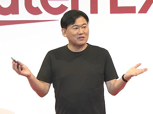 公演に登壇した三木谷浩史社長